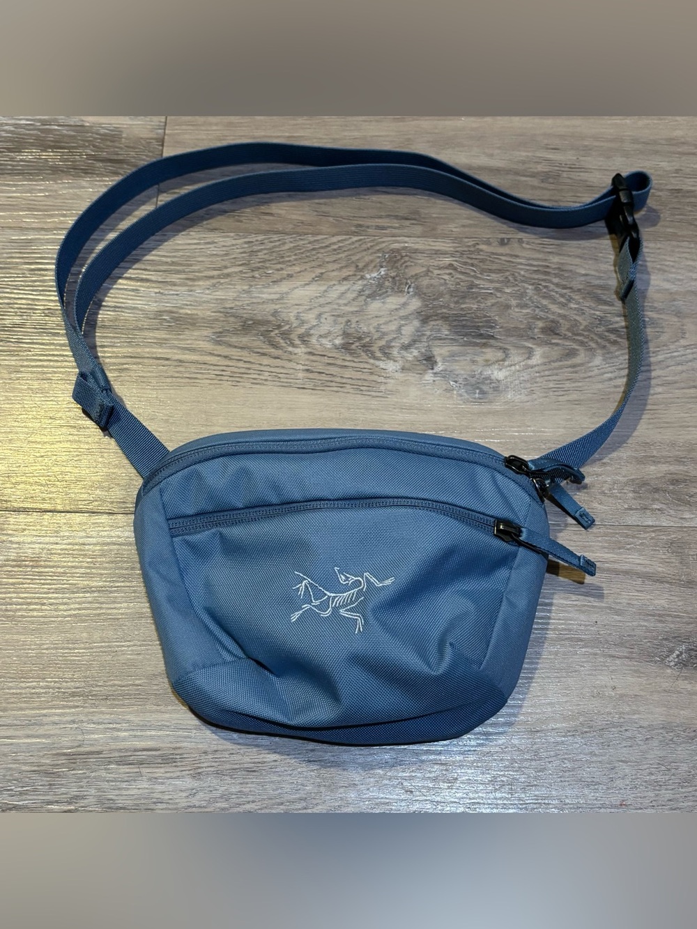Arc’teryx mantis 1 zip waist pack hiking shoulder bag 1.5L stone wash like new